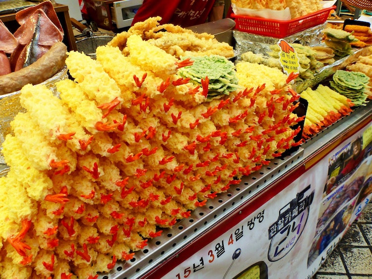 Deliciosa comida em um mercado em Sokcho