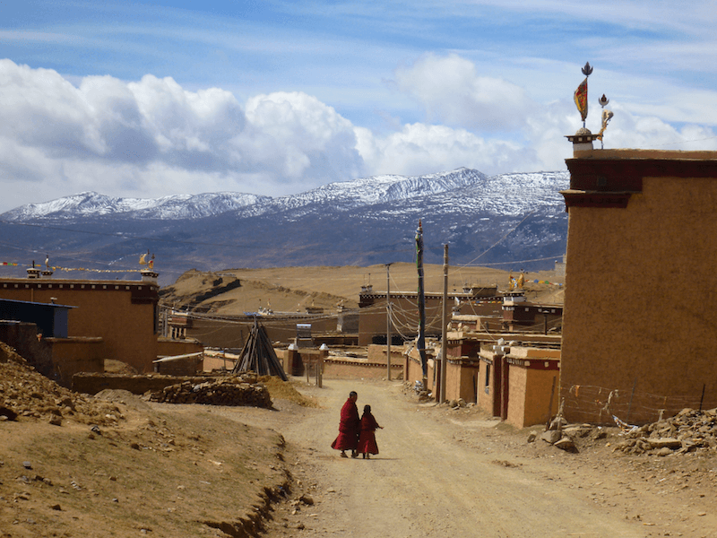 Jovem monge tibetano em Litang na China