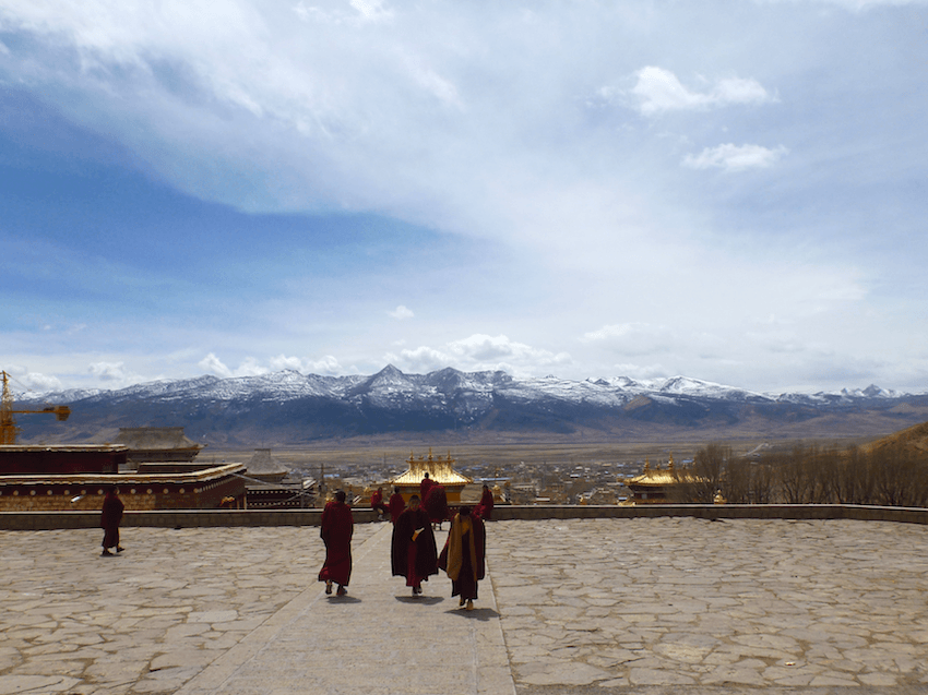 Monges no monastério de Litang no Tibete China