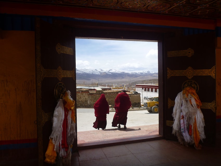 Monges no monastério de Litang no Tibete China
