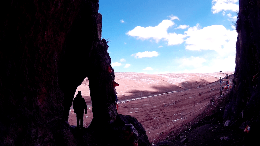Caverna em Montanha Sagrada em Litang Tibete China