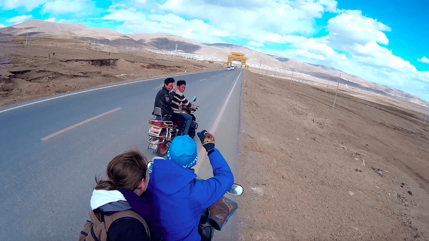 Andando de moto em Litang Tibete China