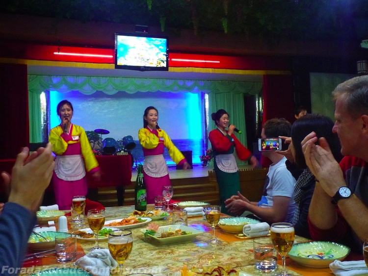 Show em restaurante Norte-coreano garçonetes