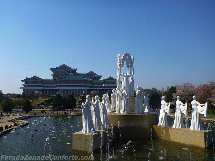 O "Grand People's Study House" (A Grande Casa de Estudo Popular) em Pyongyang - apesar de ser um belo prédio do lado de fora, era bem antiquado do lado de dentro.