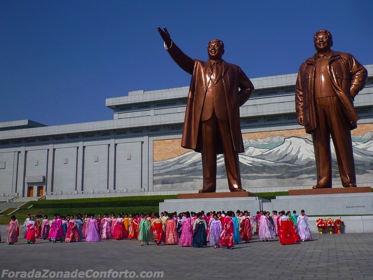 Estátuas de bronze Kim Il-Sung (à esquerda) e Kim Jong-il (à direita) Pyongyang Coreia do Norte