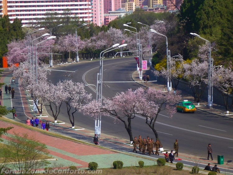 Um táxi sozinho dirigindo pela rua quase vazia de Pyongyang Coreia do Norte