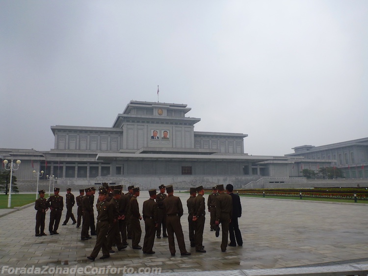 Soldados Mausoléu Pyongyang Coreia do Norte