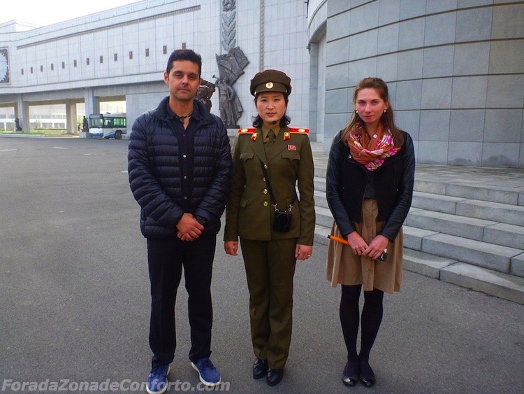 Guia Norte Coreana soldado feminina