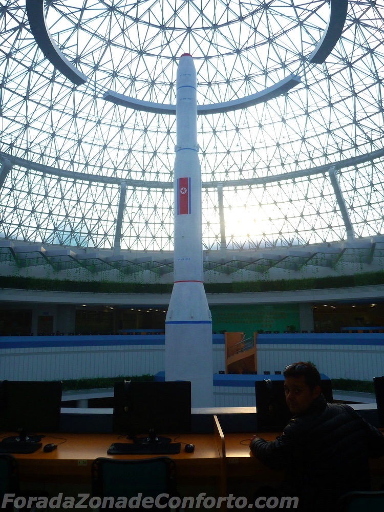 réplica do foguete da Coreia do Norte