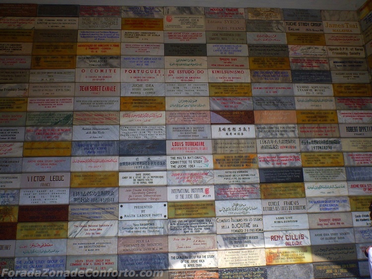 Placas de comunidades aparentes "Juche" ao redor do mundo Coreia do Norte