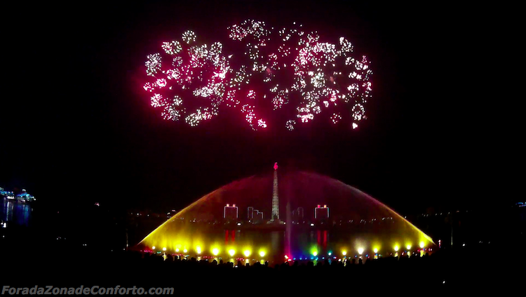 Fogos de artifício por trás da Torre Juche