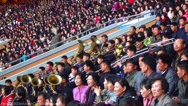 Torcida Norte-coreana no estádio do Dia de Maio