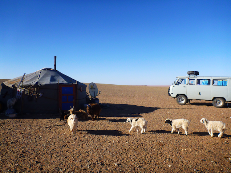 Ger e carro sovietico Mongolia