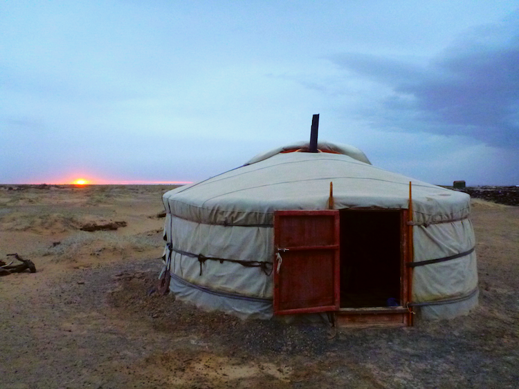 ger e por do sol na mongolia