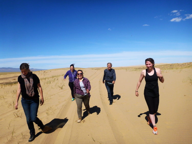 presos na areia do deserto