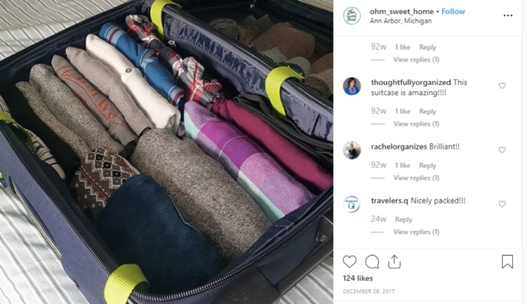 Travel bag. female are checking the detail and quantity of items used  during the trip by checklist. Young women are prepare clothes and personal  belongings. Pack your luggage before travel. 24083437 Stock