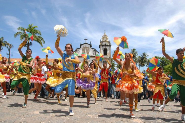 What's the best way to celebrate Carnival in Salvador de Bahia